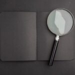 Lupa sobre un cuaderno visto desde arriba
