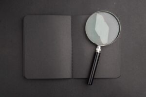 Lupa sobre un cuaderno visto desde arriba