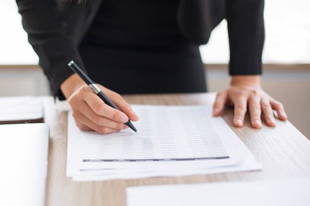 Persona revisando un listado de números con atención