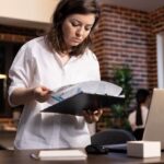 Persona revisando con atención un documento