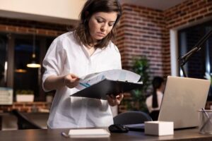 Persona revisando con atención un documento